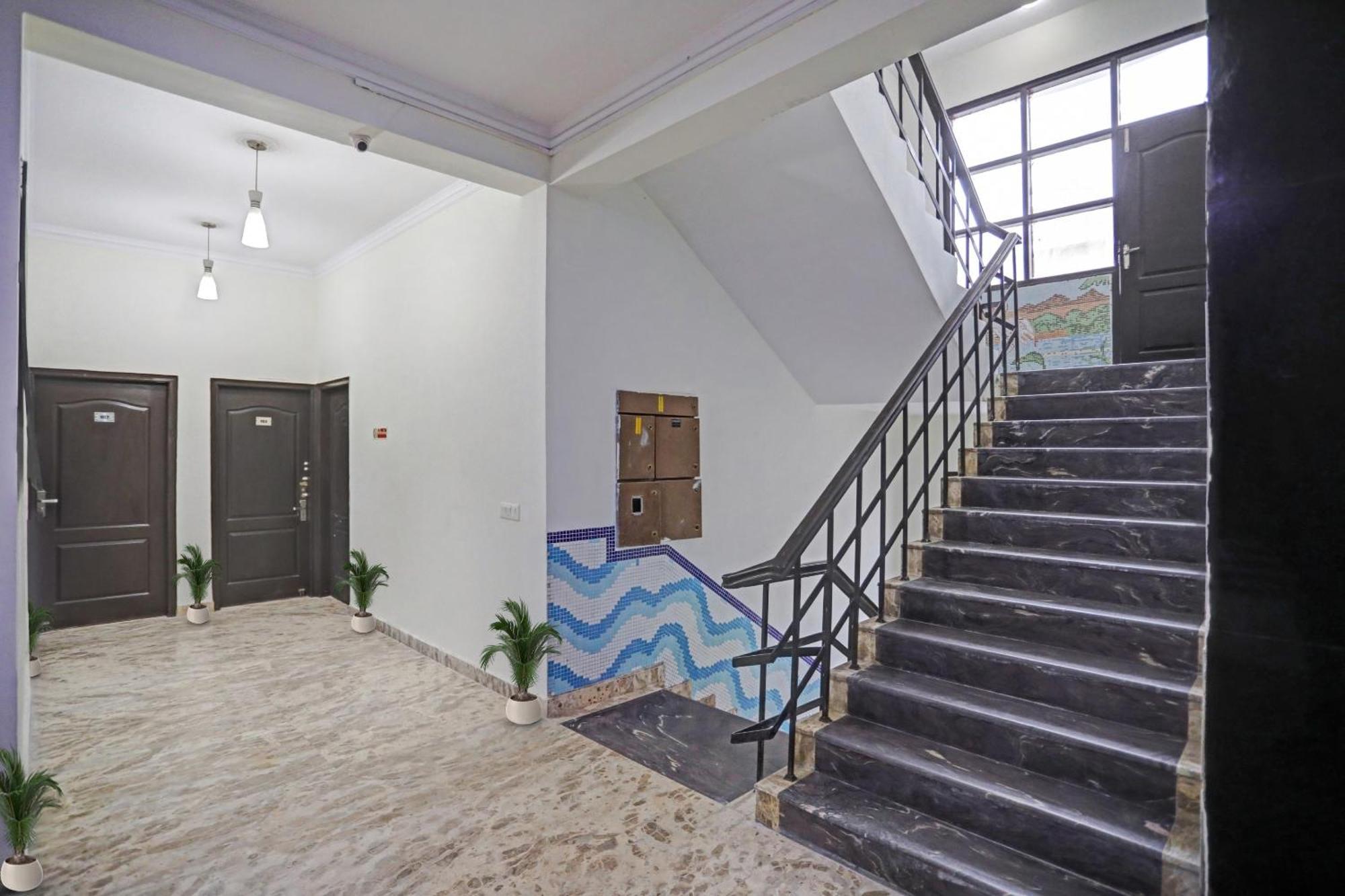 Townhouse The Premier View Near Iskcon Temple Noida Exterior foto