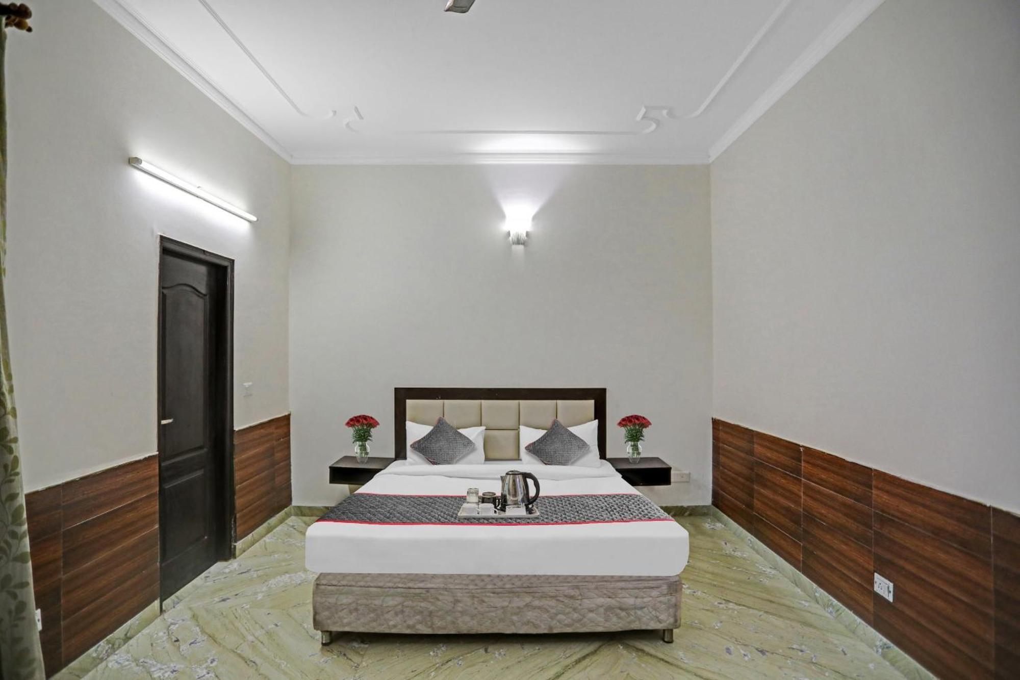 Townhouse The Premier View Near Iskcon Temple Noida Exterior foto