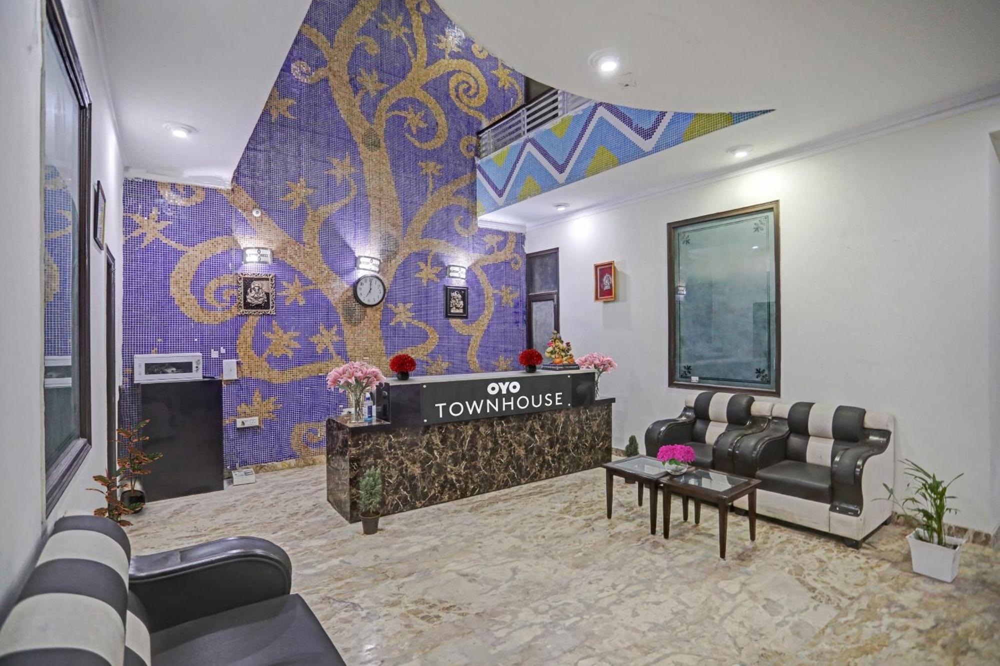 Townhouse The Premier View Near Iskcon Temple Noida Exterior foto