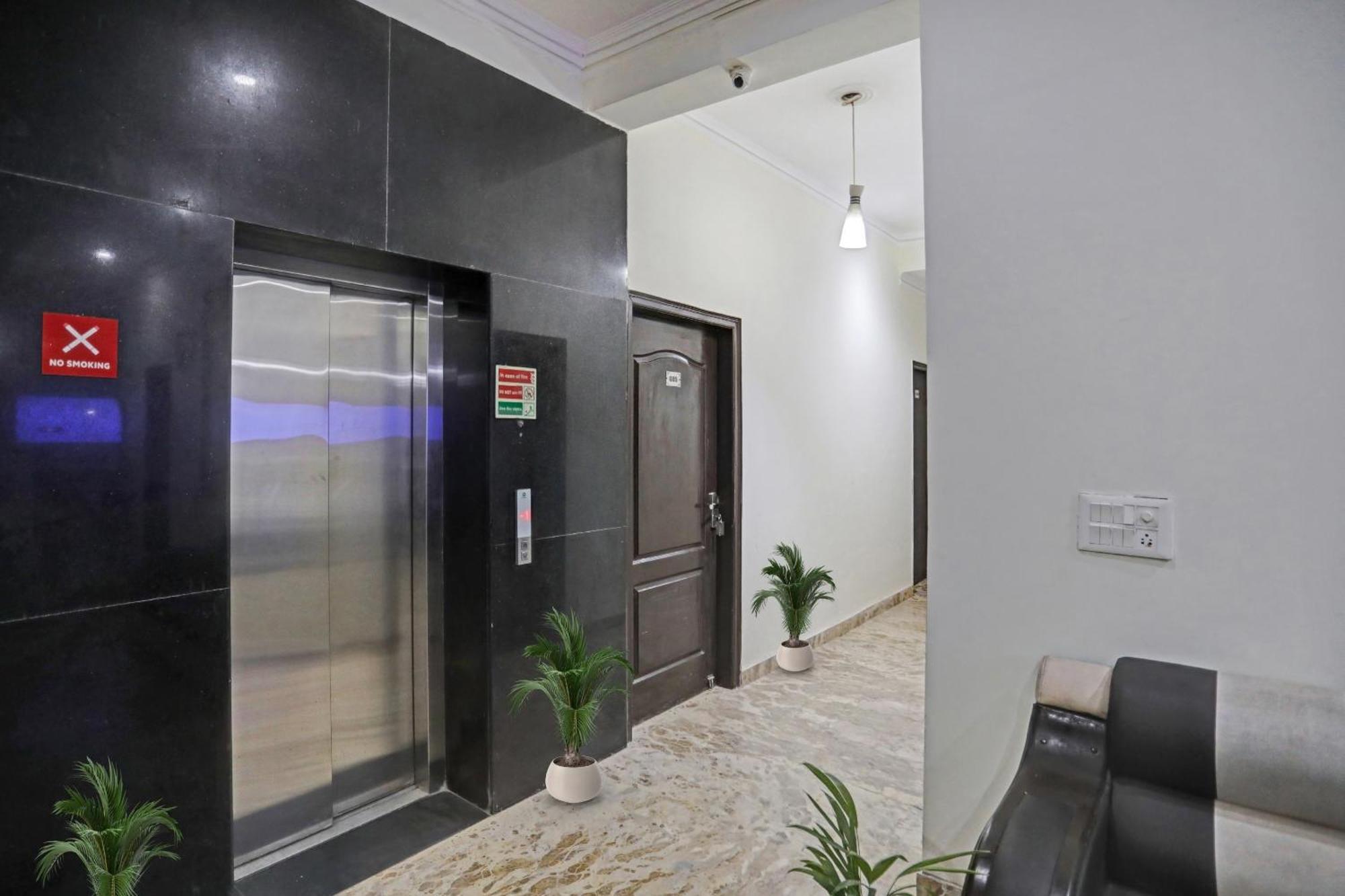 Townhouse The Premier View Near Iskcon Temple Noida Exterior foto