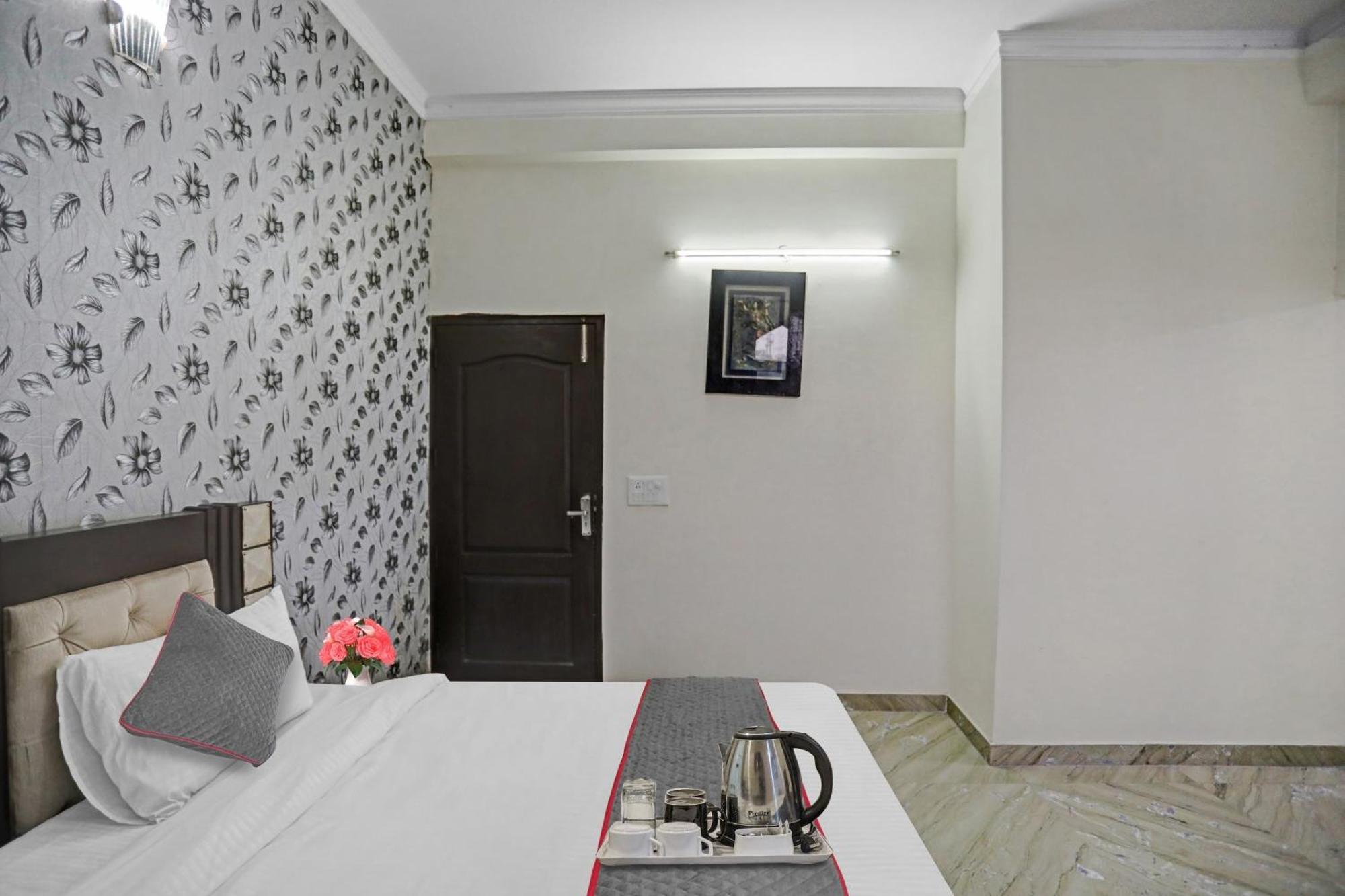 Townhouse The Premier View Near Iskcon Temple Noida Exterior foto