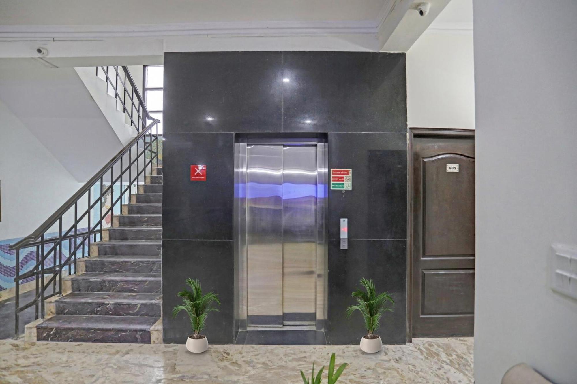 Townhouse The Premier View Near Iskcon Temple Noida Exterior foto