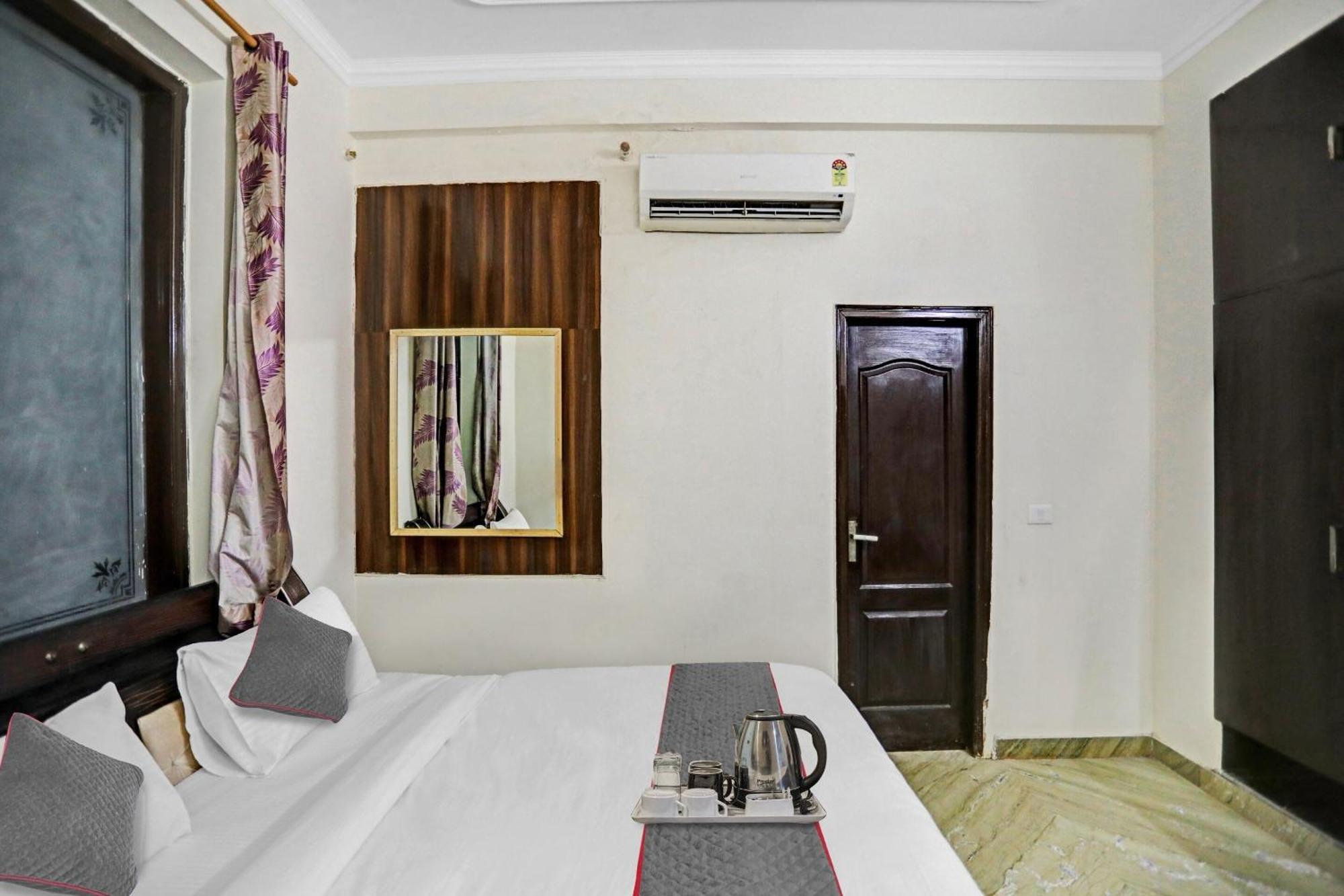 Townhouse The Premier View Near Iskcon Temple Noida Exterior foto