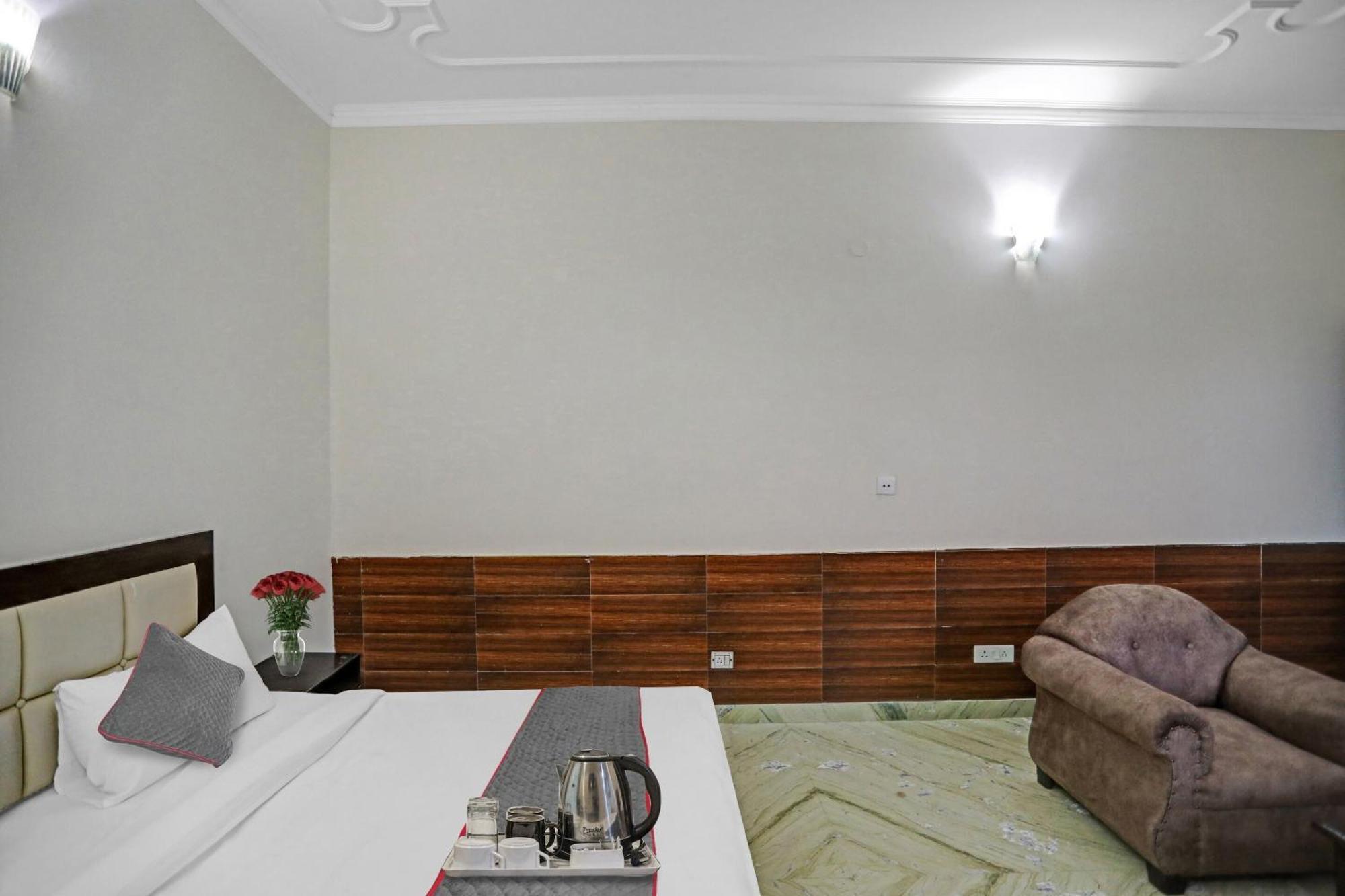 Townhouse The Premier View Near Iskcon Temple Noida Exterior foto