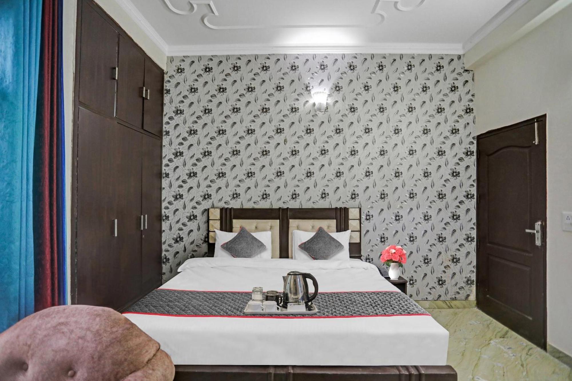 Townhouse The Premier View Near Iskcon Temple Noida Exterior foto